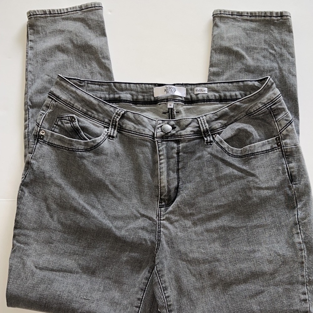 ⭐️3/$15 (16) MidRise UMI Jeans Grey Washed Comfy Cozy Fall Winter
